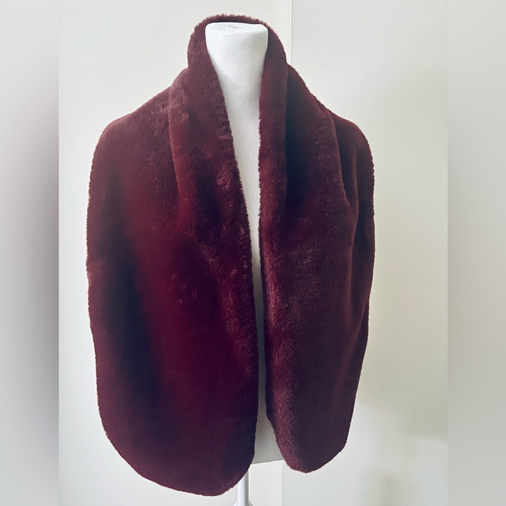 Burgundy faux fur shawl NWOT - Picture 3 of 5